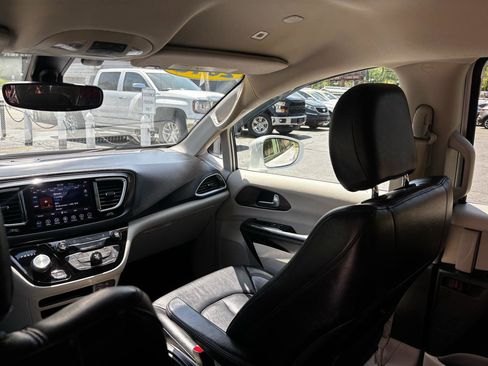 Used 2018 Chrysler Pacifica Touring-L FWD image 22