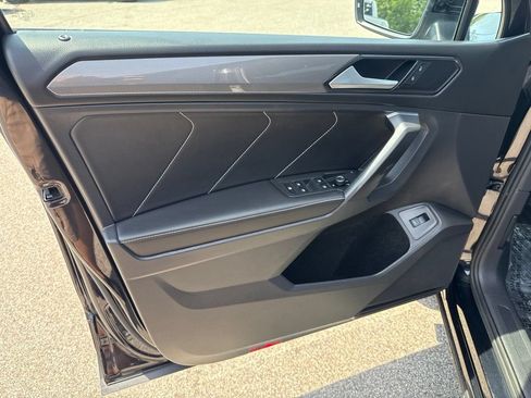 Used 2022 Volkswagen Tiguan SE w/ Panoramic Sunroof Package AWD/4WD image 18