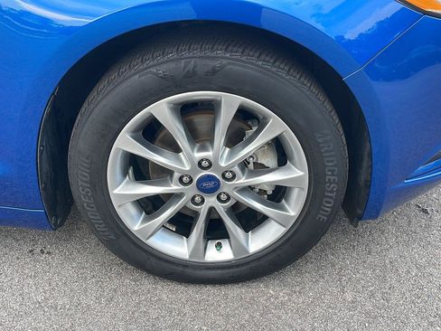 Used 2017 Ford Fusion SE w/ Fusion SE Technology Package FWD image 9