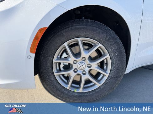 New 2026 Chrysler Pacifica Select image 5