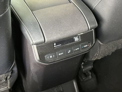 Used 2023 Toyota Highlander XLE AWD/4WD image 14