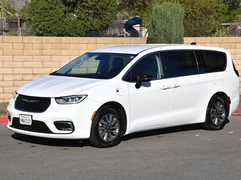 Used 2024 Chrysler Pacifica Limited FWD image 15