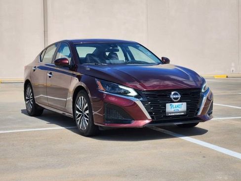 Used 2024 Nissan Altima 2.5 SV w/ SV Premium Package FWD image 3