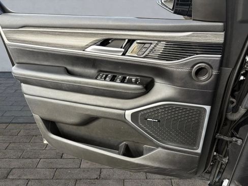 Used 2024 Jeep Wagoneer Series III w/ HD Trailer Tow Package image 10