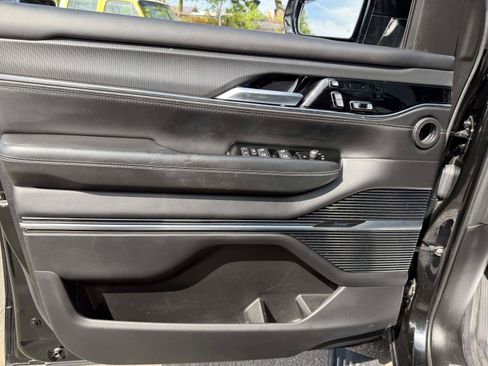 Used 2022 Jeep Grand Wagoneer Series II AWD/4WD image 21