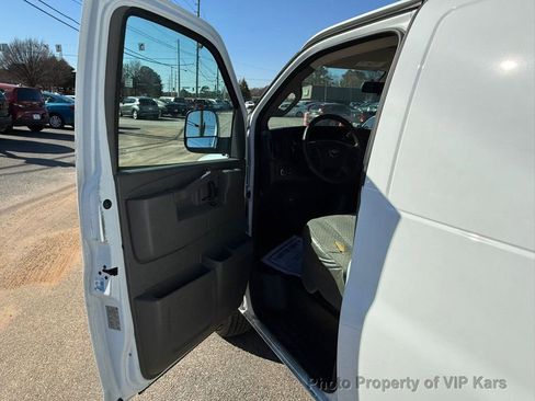 Used 2017 Chevrolet Express 2500 image 9