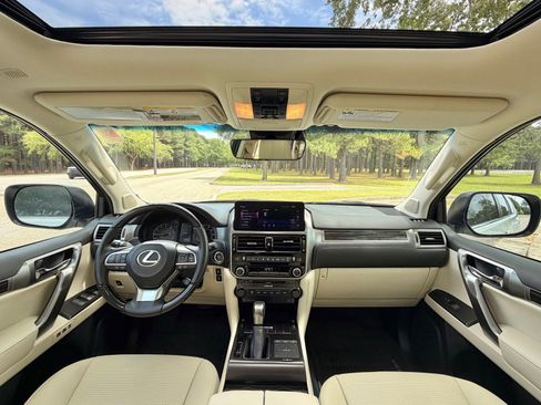 Used 2022 Lexus GX 460 Premium w/ Premium Package AWD/4WD image 2