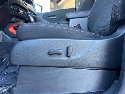 Used 2024 Nissan Frontier PRO-4X w/ Pro Convenience Package image 13