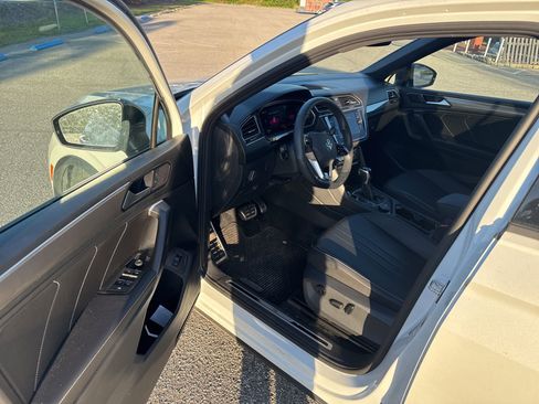 Used 2024 Volkswagen Tiguan SE R-Line image 9