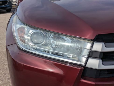 Used 2018 Toyota Highlander SE image 10