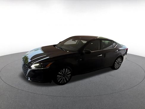 Used 2025 Nissan Altima 2.5 SV FWD image 6