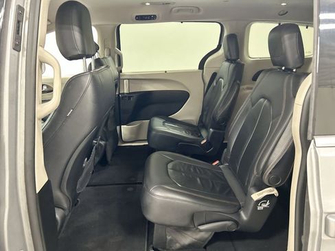 Used 2017 Chrysler Pacifica Touring-L image 19