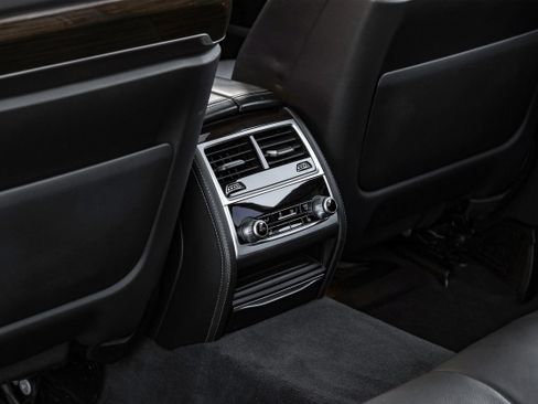 Used 2021 BMW 750i xDrive image 43