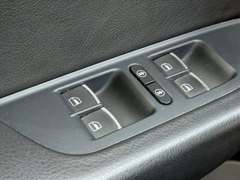 Used 2014 Volkswagen Touareg Sport image 12