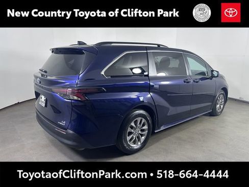 Used 2024 Toyota Sienna LE AWD/4WD image 3
