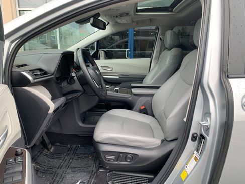 Used 2022 Toyota Sienna XLE AWD/4WD image 11