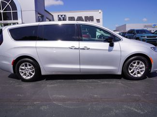 Used 2024 Chrysler Pacifica Touring-L FWD video 2