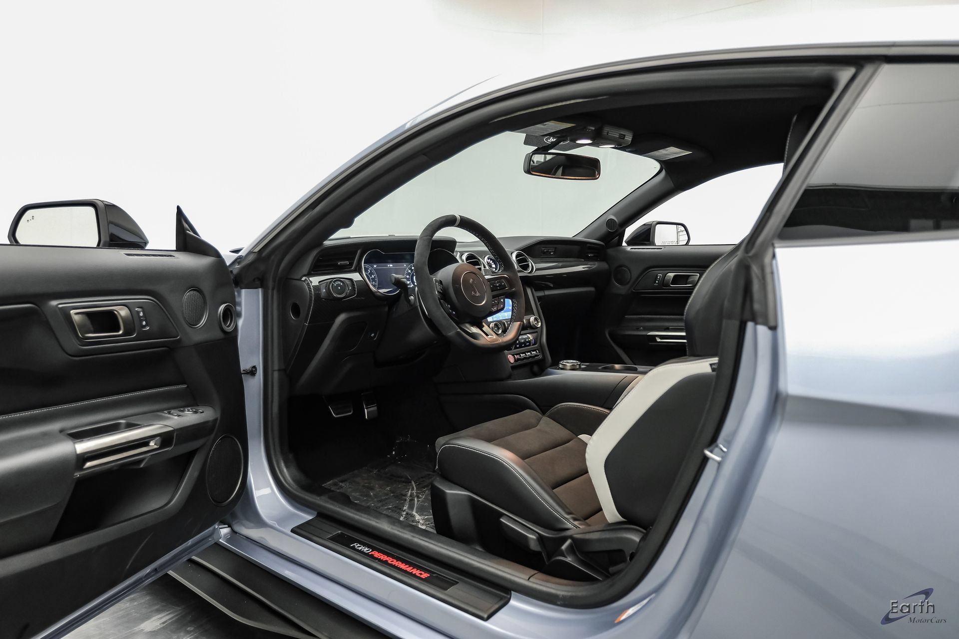 Used 2022 Ford Mustang Shelby GT500 w/ Carbon Fiber Track Pack RWD image 44