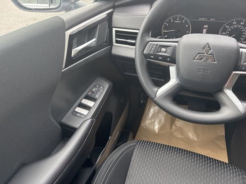 New 2026 Mitsubishi Outlander ES image 22