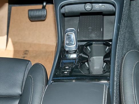 New 2026 Volvo XC40 B5 Plus w/ Climate Package AWD/4WD image 28