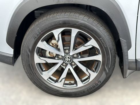 Used 2023 Toyota Corolla Cross XLE FWD image 13
