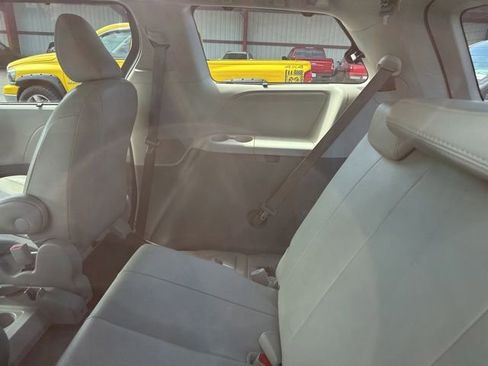 Used 2014 Toyota Sienna XLE w/ Entertainment Package FWD image 17