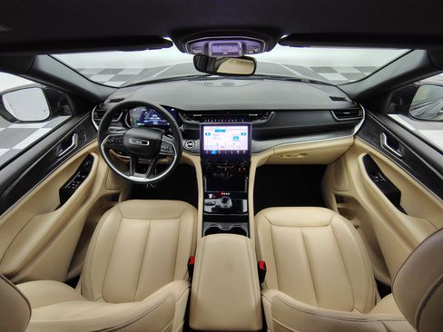 Used 2024 Jeep Grand Cherokee Limited image 2