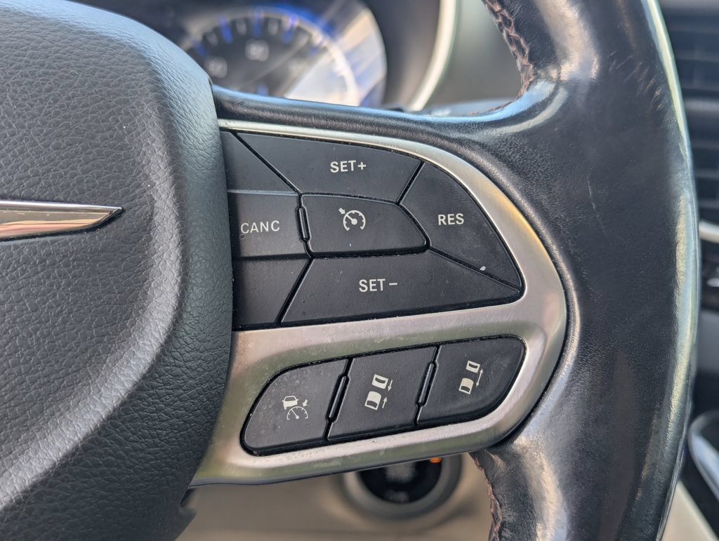 Used 2020 Chrysler Pacifica Touring-L w/ Advanced Safetytec Group FWD image 18