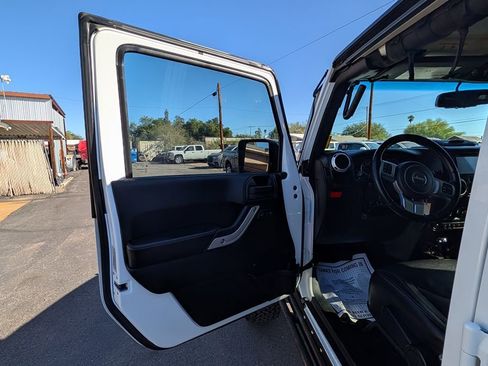 Used 2015 Jeep Wrangler Unlimited Rubicon image 25