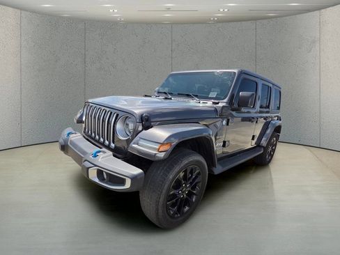 Used 2022 Jeep Wrangler Unlimited Sahara w/ Cold Weather Group AWD/4WD image 9
