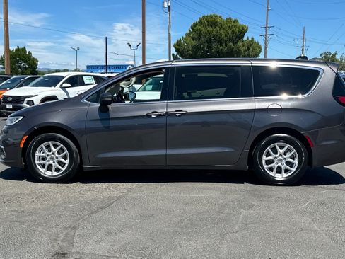 Used 2023 Chrysler Pacifica Touring-L FWD image 7