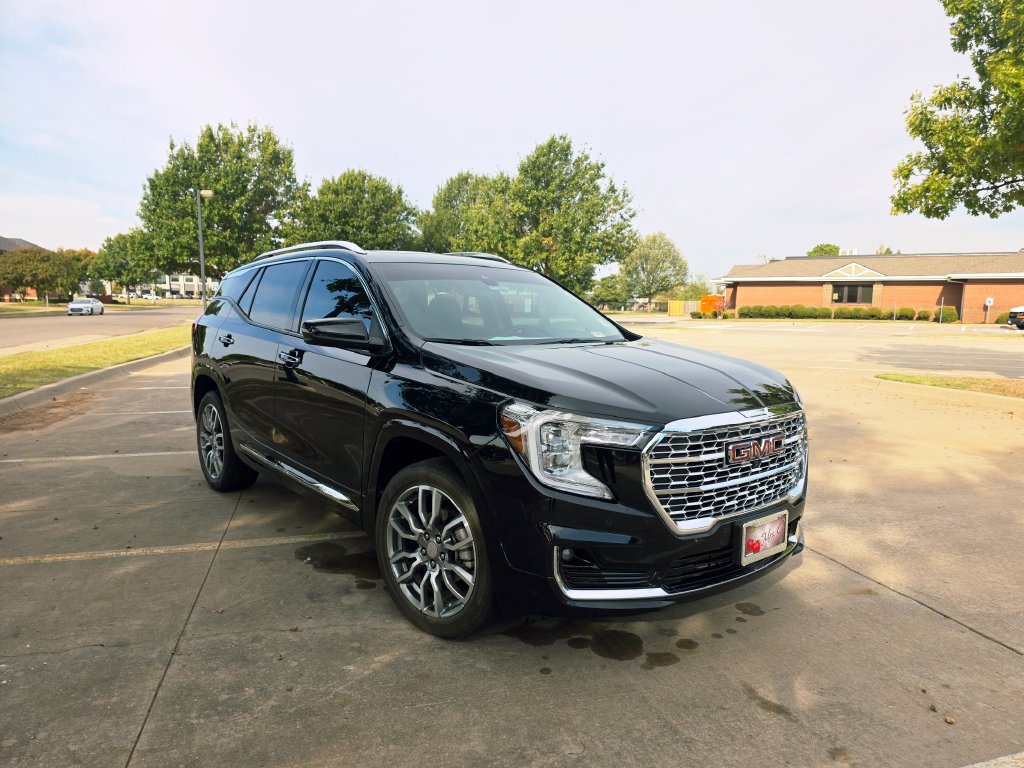 Used 2024 GMC Terrain Denali w/ Denali Premium Package AWD/4WD image 7