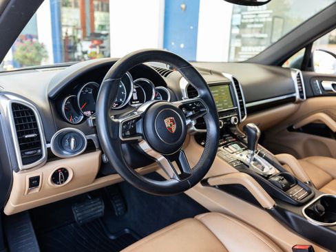 Used 2016 Porsche Cayenne w/ Premium Package image 19