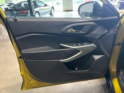 Used 2025 Chevrolet Trax RS w/ Sunroof Package FWD image 9