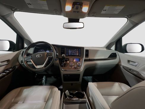 Used 2019 Toyota Sienna XLE w/ XLE Navigation Package FWD image 17
