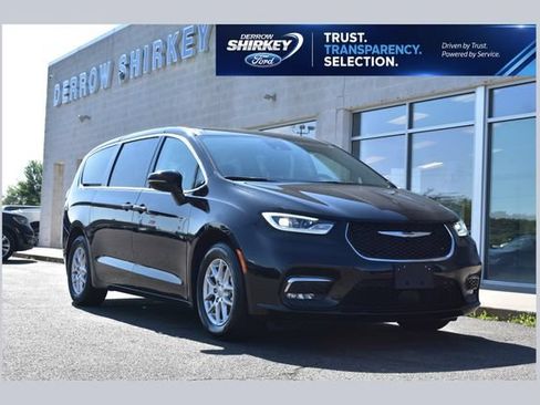Used 2024 Chrysler Pacifica Touring-L FWD image 1