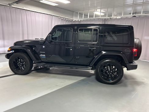 Used 2022 Jeep Wrangler Unlimited Sahara w/ Cold Weather Group AWD/4WD image 4
