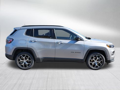 Used 2024 Jeep Compass Latitude image 8