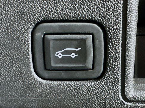 Used 2024 GMC Terrain SLT image 28