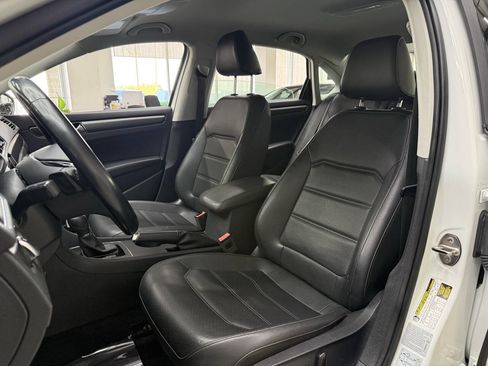 Used 2018 Volkswagen Passat 2.0T R-Line w/ R-Line Lighting Package FWD image 11