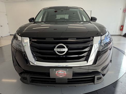 Used 2024 Nissan Pathfinder S image 2