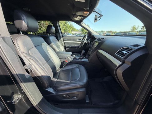 Used 2017 Ford Explorer XLT w/ Equipment Group 202A AWD/4WD image 31