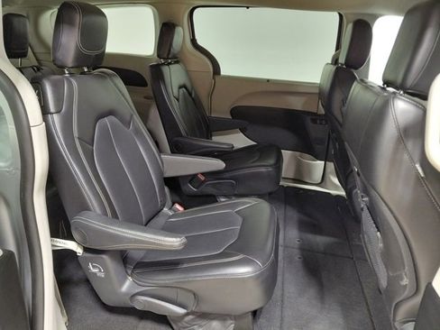 Used 2024 Chrysler Pacifica Touring-L image 44