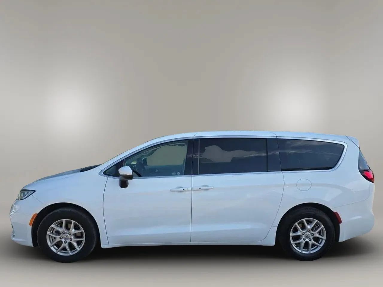 Used 2023 Chrysler Pacifica Touring-L FWD image 5
