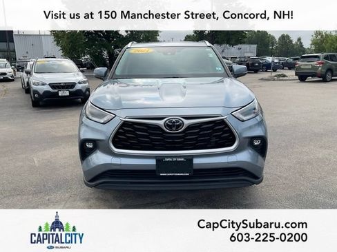 Used 2021 Toyota Highlander XLE AWD/4WD image 3
