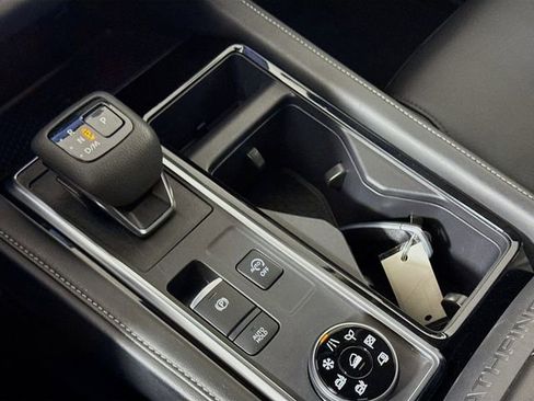 Certified 2023 Nissan Pathfinder SL w/ Lighting Package (N92) image 18