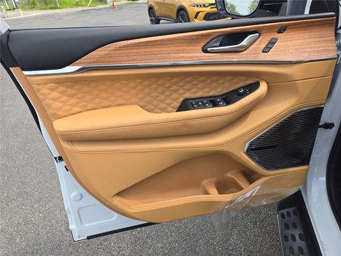 New 2025 Jeep Grand Cherokee Summit image 22