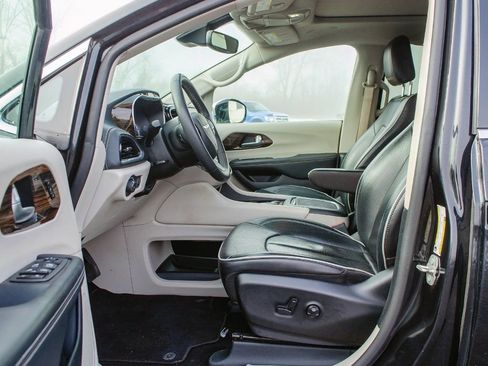Used 2023 Chrysler Pacifica Limited FWD image 29