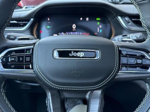 Used 2025 Jeep Grand Cherokee Overland w/ Advanced Protech Group III AWD/4WD image 27