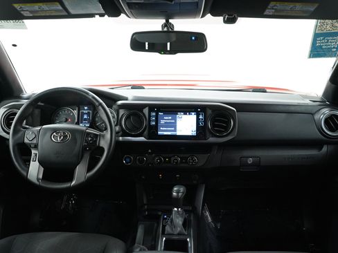 Used 2017 Toyota Tacoma TRD Sport w/ Tow Package (A/T) image 13